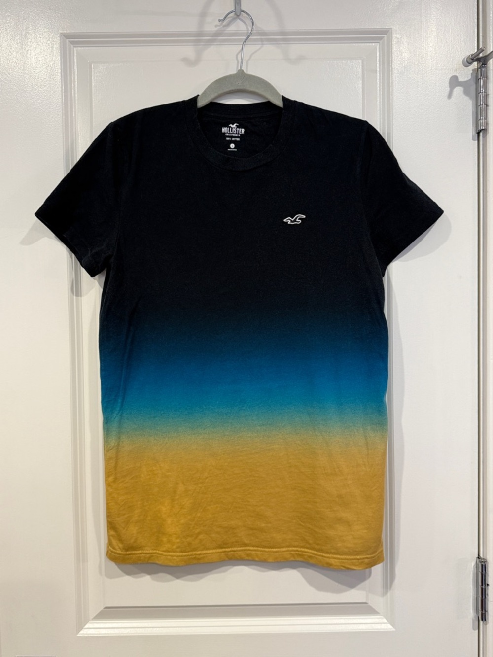 Hollister Men's Black to Blue to Mustard Ombre Crewneck Tee